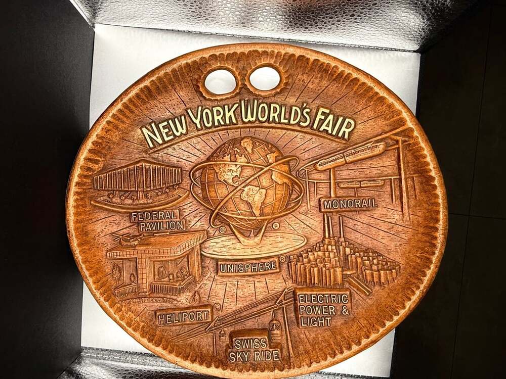 New York World's Fair Souvenir Tray Plaque